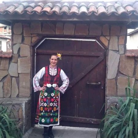 Семеен Хотел Национал Mineralni Bani Exteriör bild